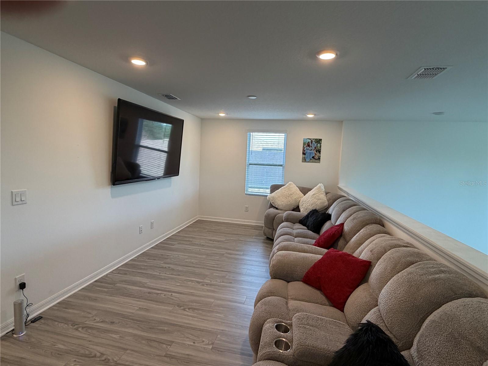 Image 27 of 72 For 501 Steerview Street