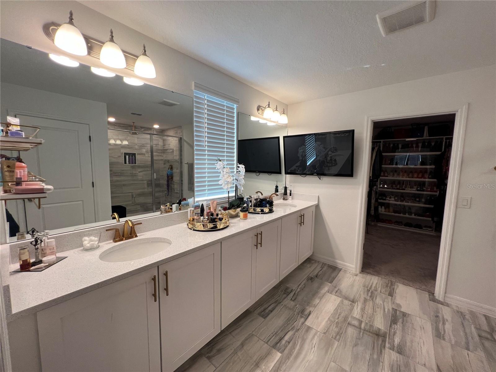 Image 33 of 72 For 501 Steerview Street