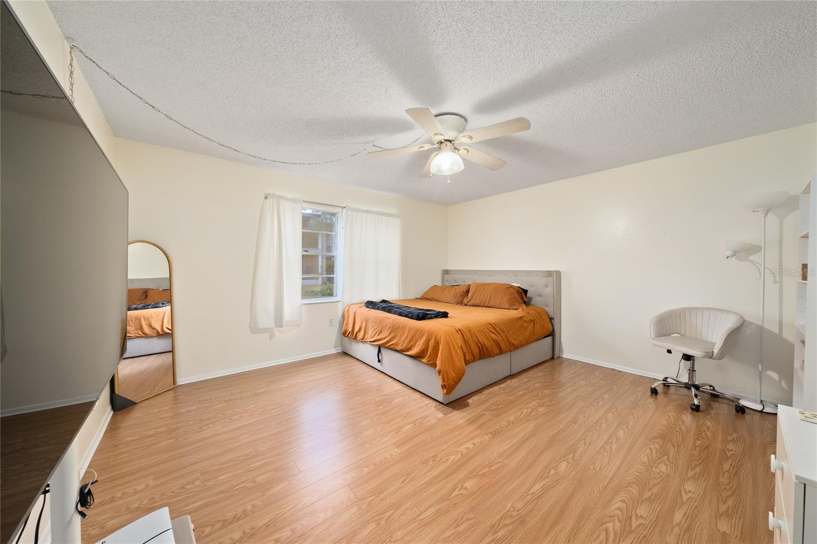 Image 17 of 21 For 6047 Amberly Court F36