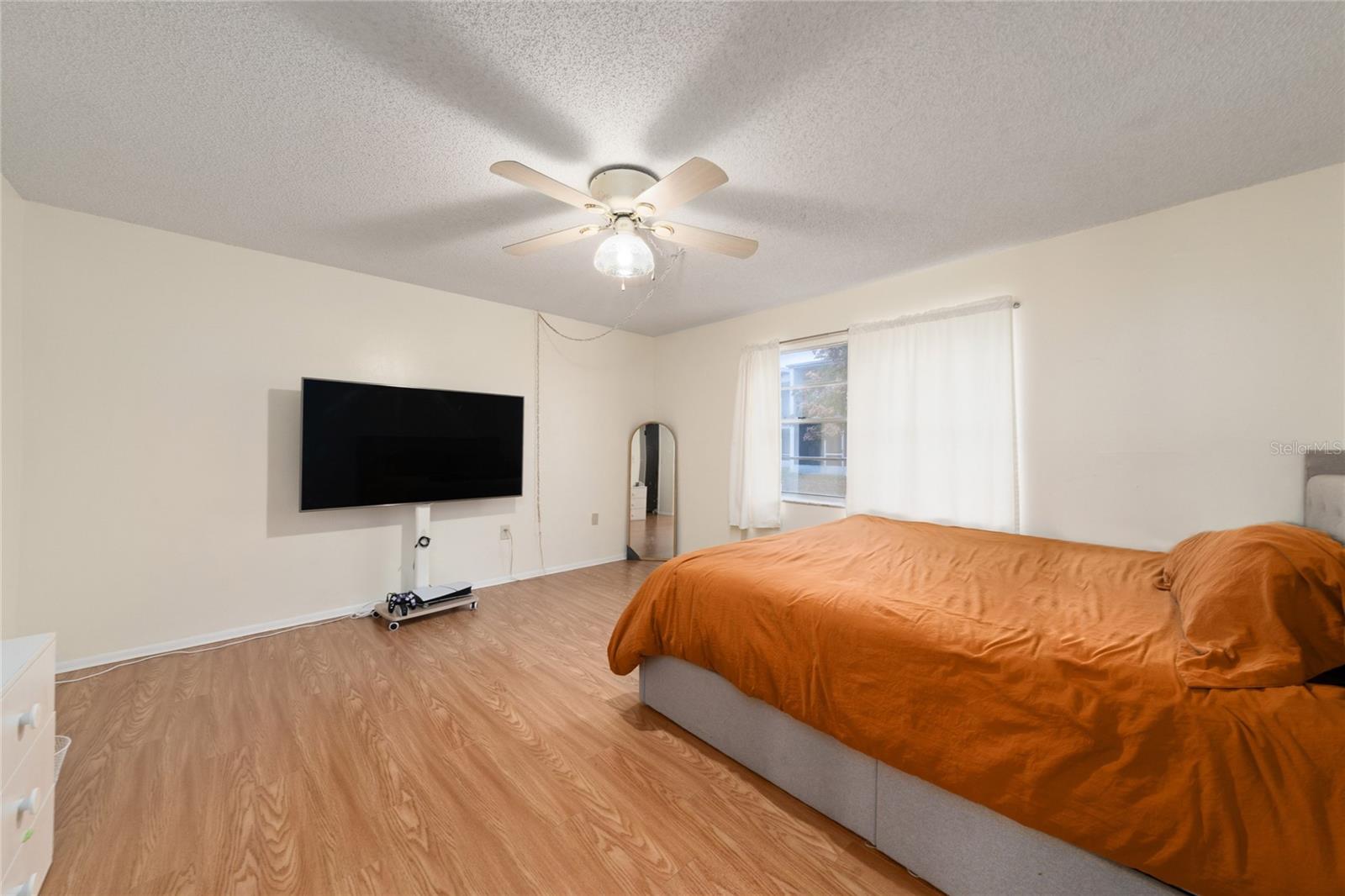 Image 18 of 21 For 6047 Amberly Court F36