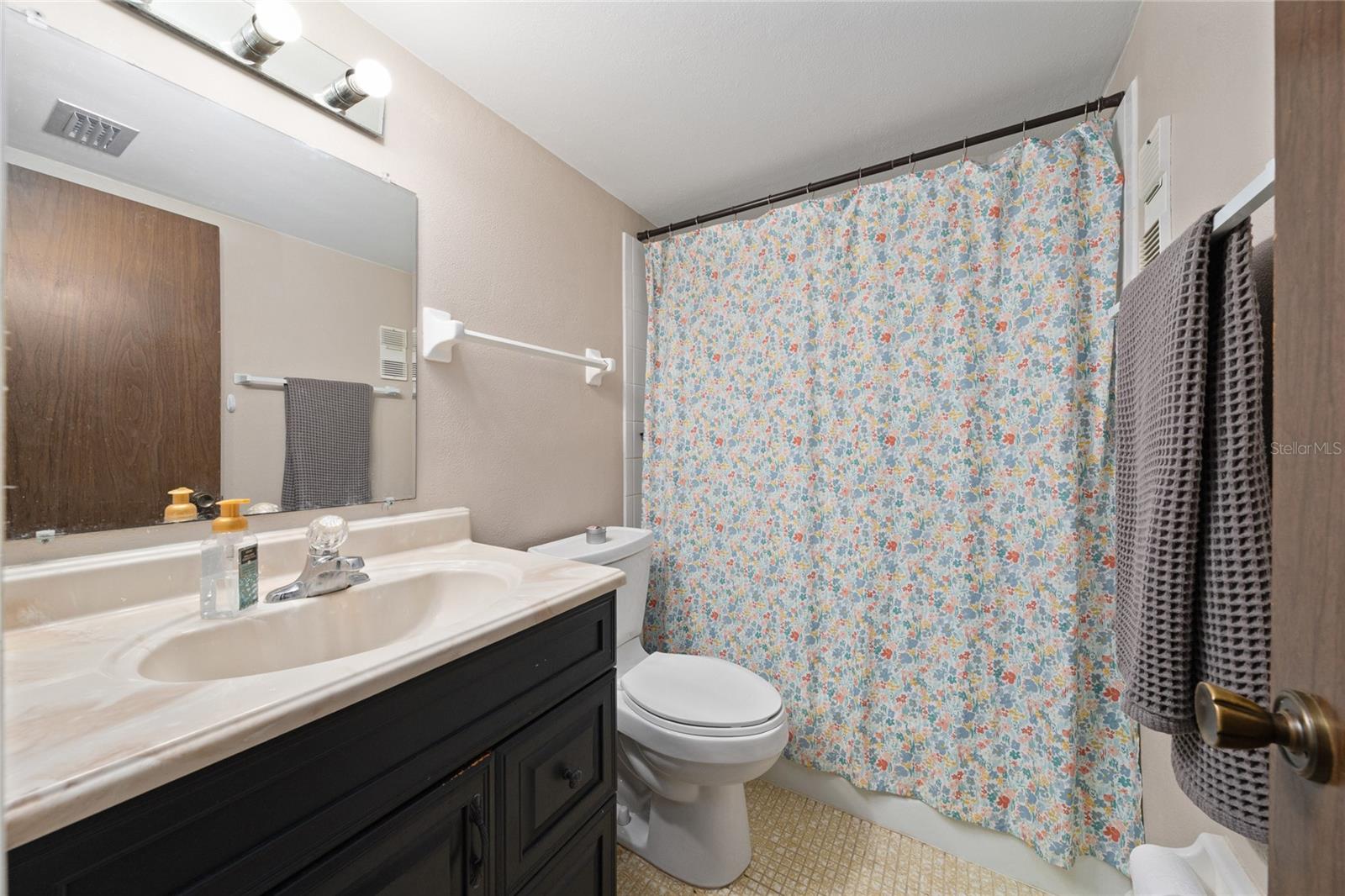 Image 19 of 21 For 6047 Amberly Court F36