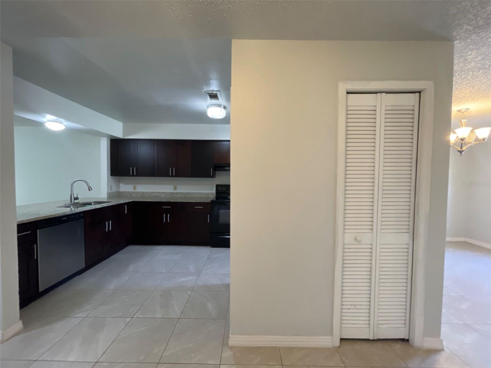 Image 17 of 24 For 809 Glastonbury Drive