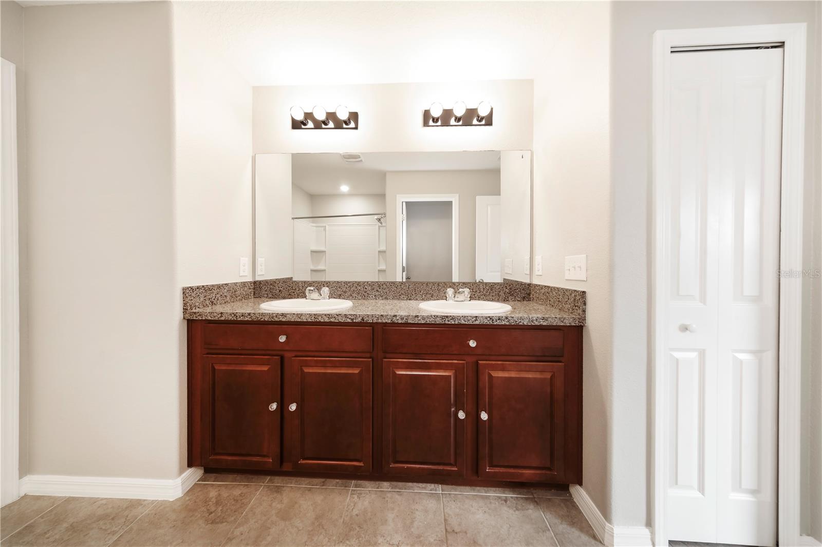 Listing photo id 15 for 10162 Carloway Hills Drive