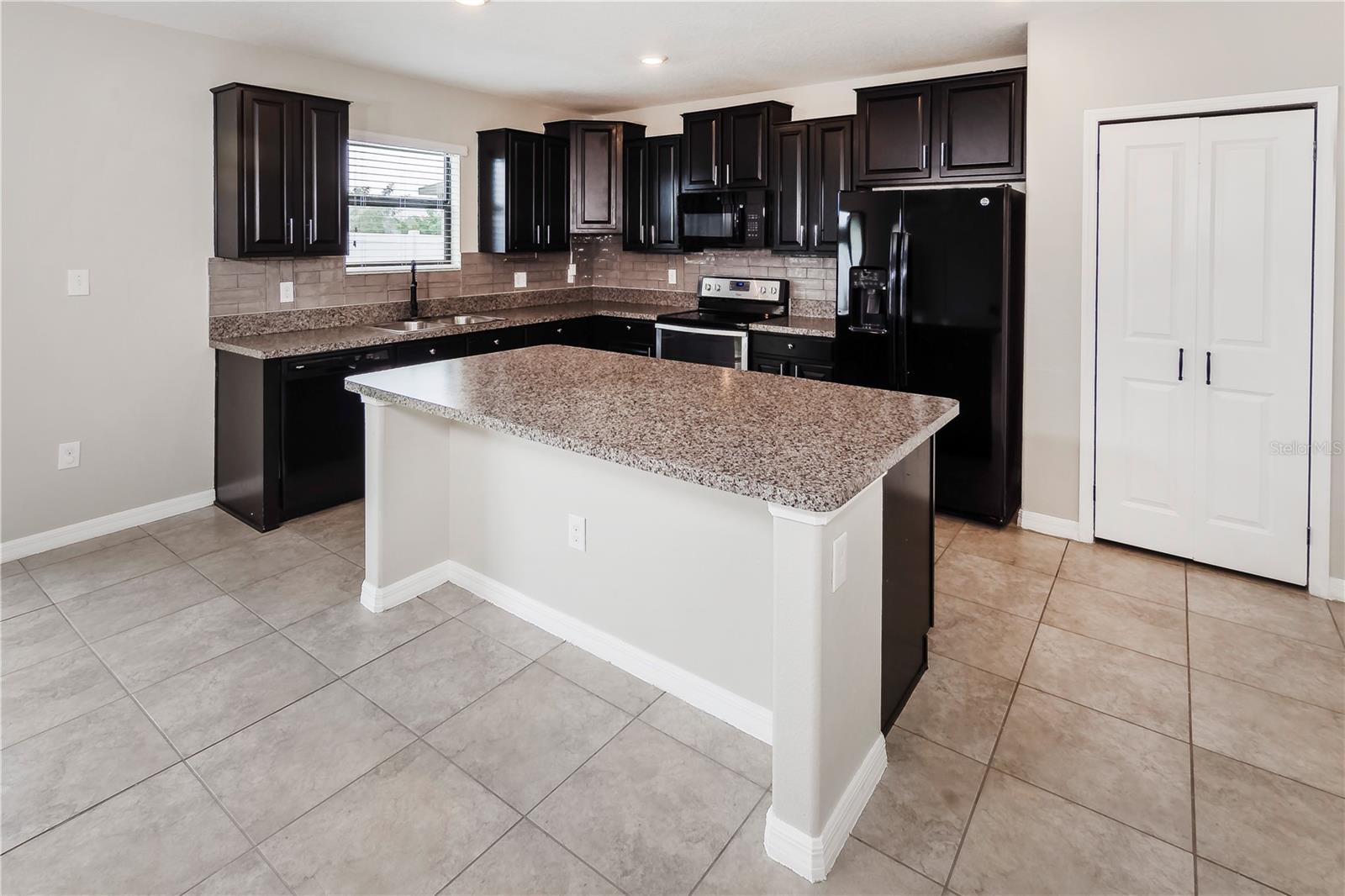 Listing photo id 2 for 10162 Carloway Hills Drive