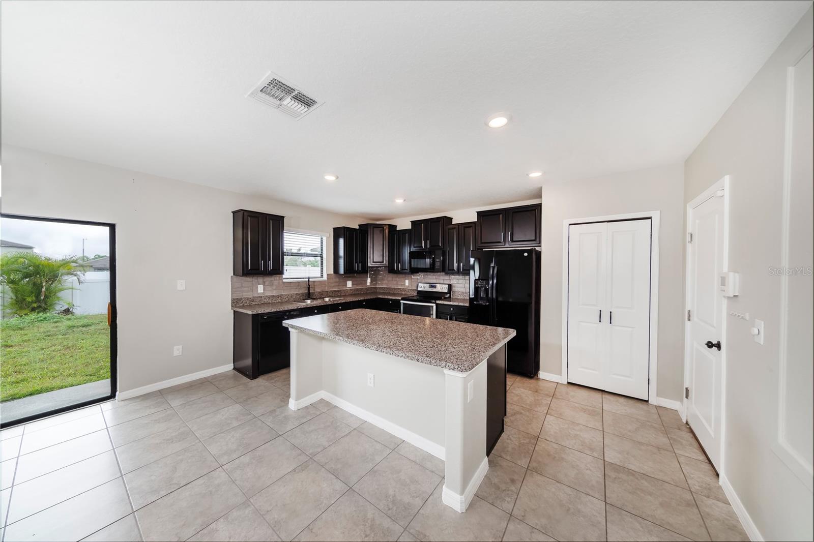 Listing photo id 4 for 10162 Carloway Hills Drive