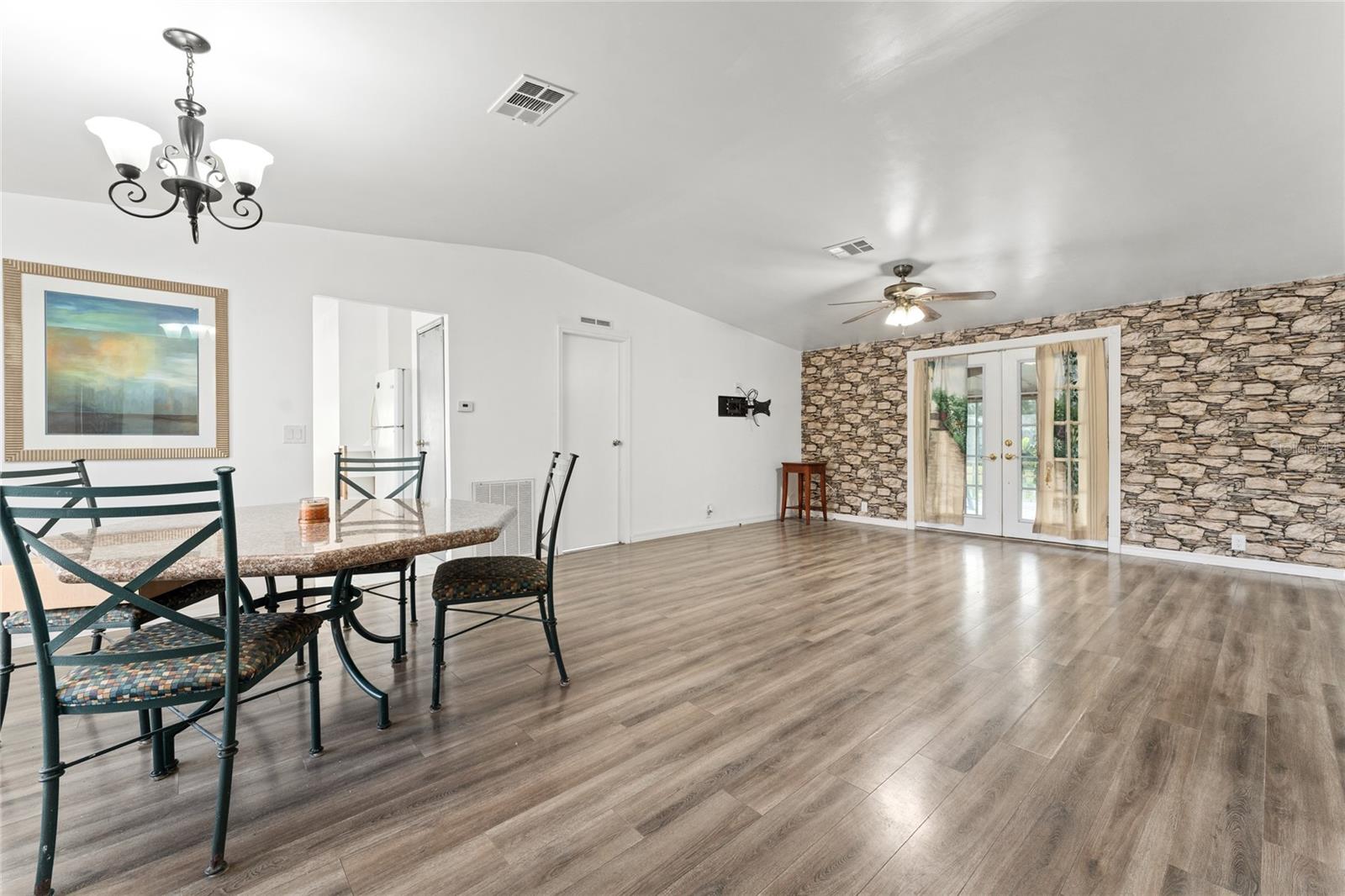 Image 4 of 40 For 213 Bowen Road