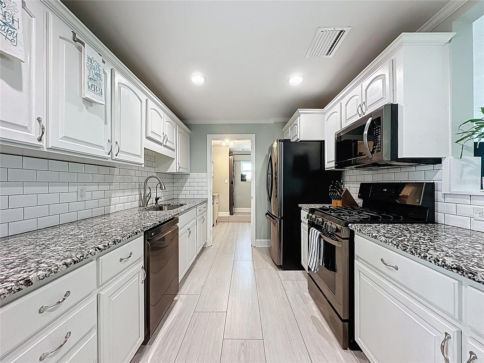 Image 6 of 56 For 414 Oakridge Avenue