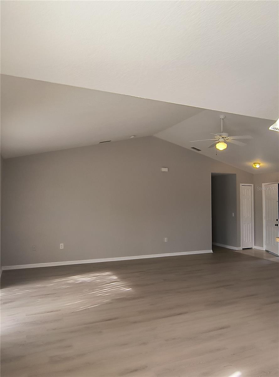 Image 22 of 31 For 320 Puffer Court