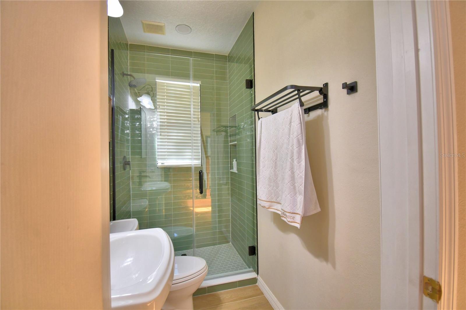 Image 21 of 78 For 908 Yew Court