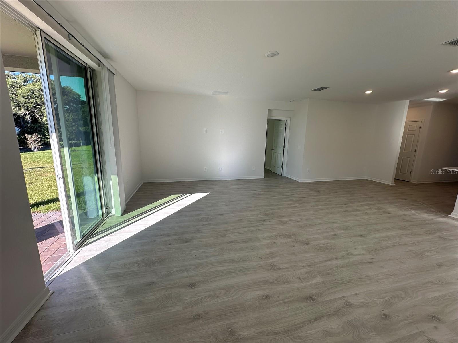 Listing photo id 4 for 5140 Springrise Drive