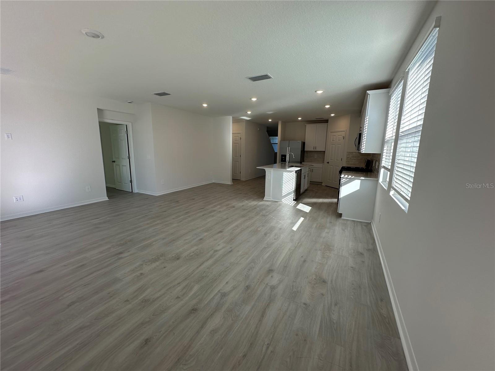 Listing photo id 5 for 5140 Springrise Drive