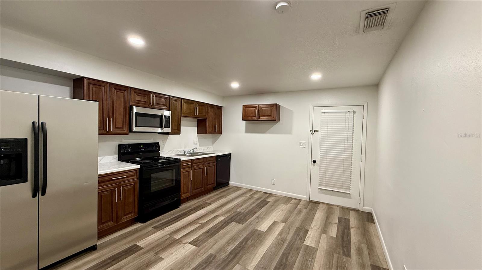 Image 5 of 14 For 911 Orange Street 2