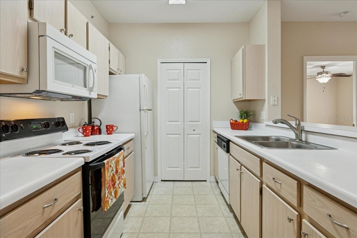 Image 9 of 44 For 5451 Vineland Road 2305