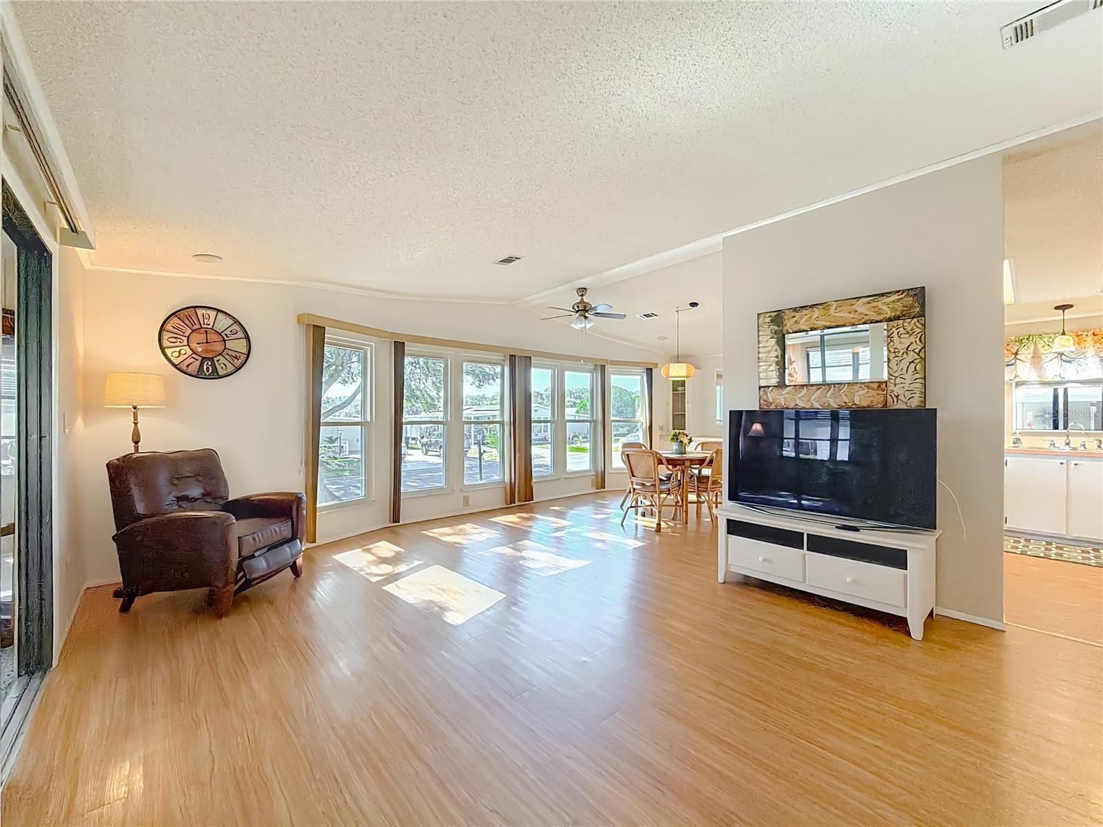 Image 4 of 34 For 805 Camelia Court