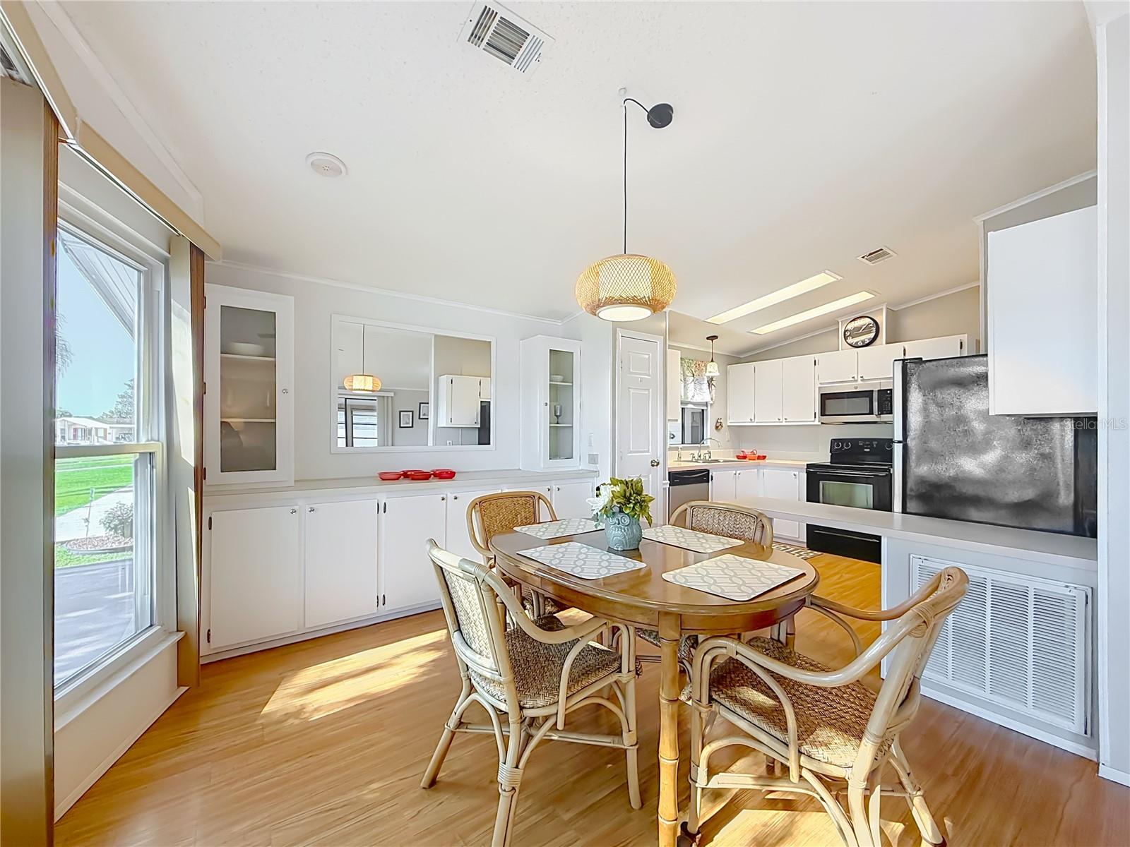 Image 7 of 34 For 805 Camelia Court