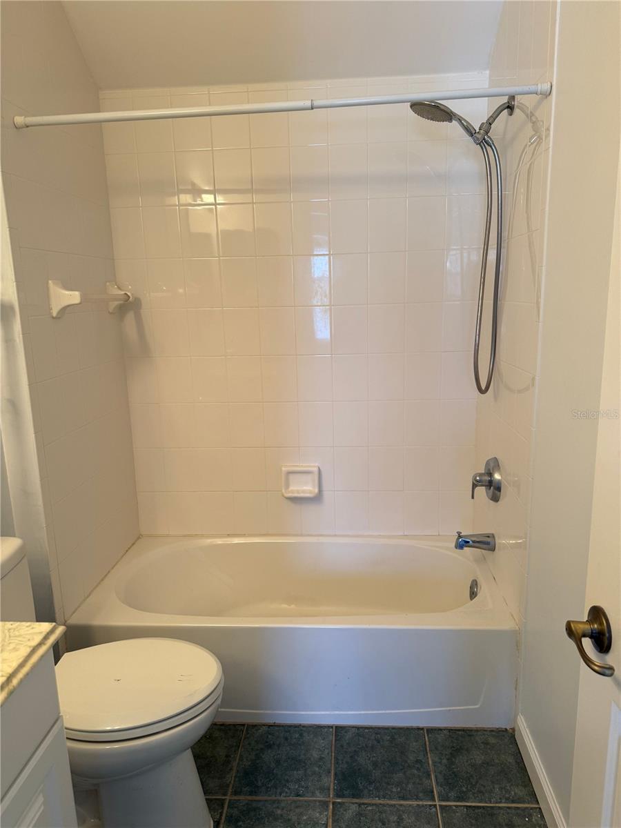 Image 4 of 8 For 221 Eastpark Drive B