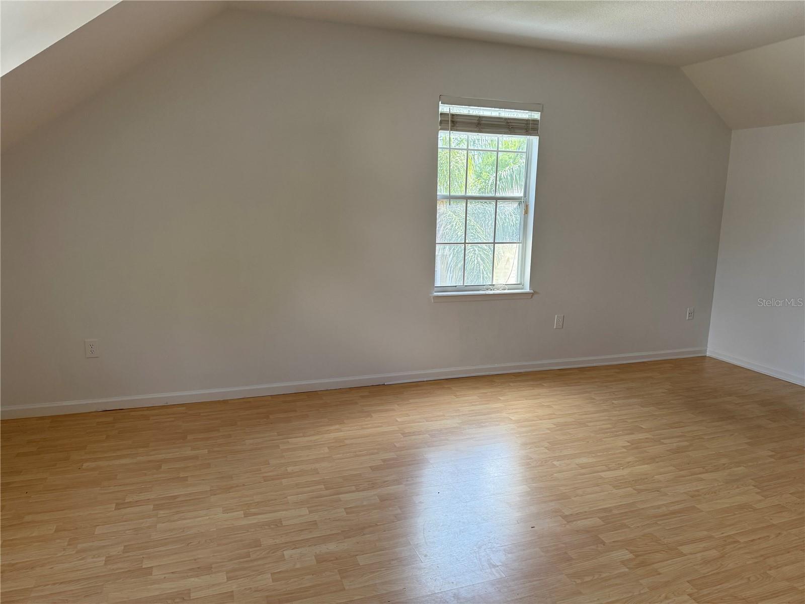 Image 5 of 8 For 221 Eastpark Drive B