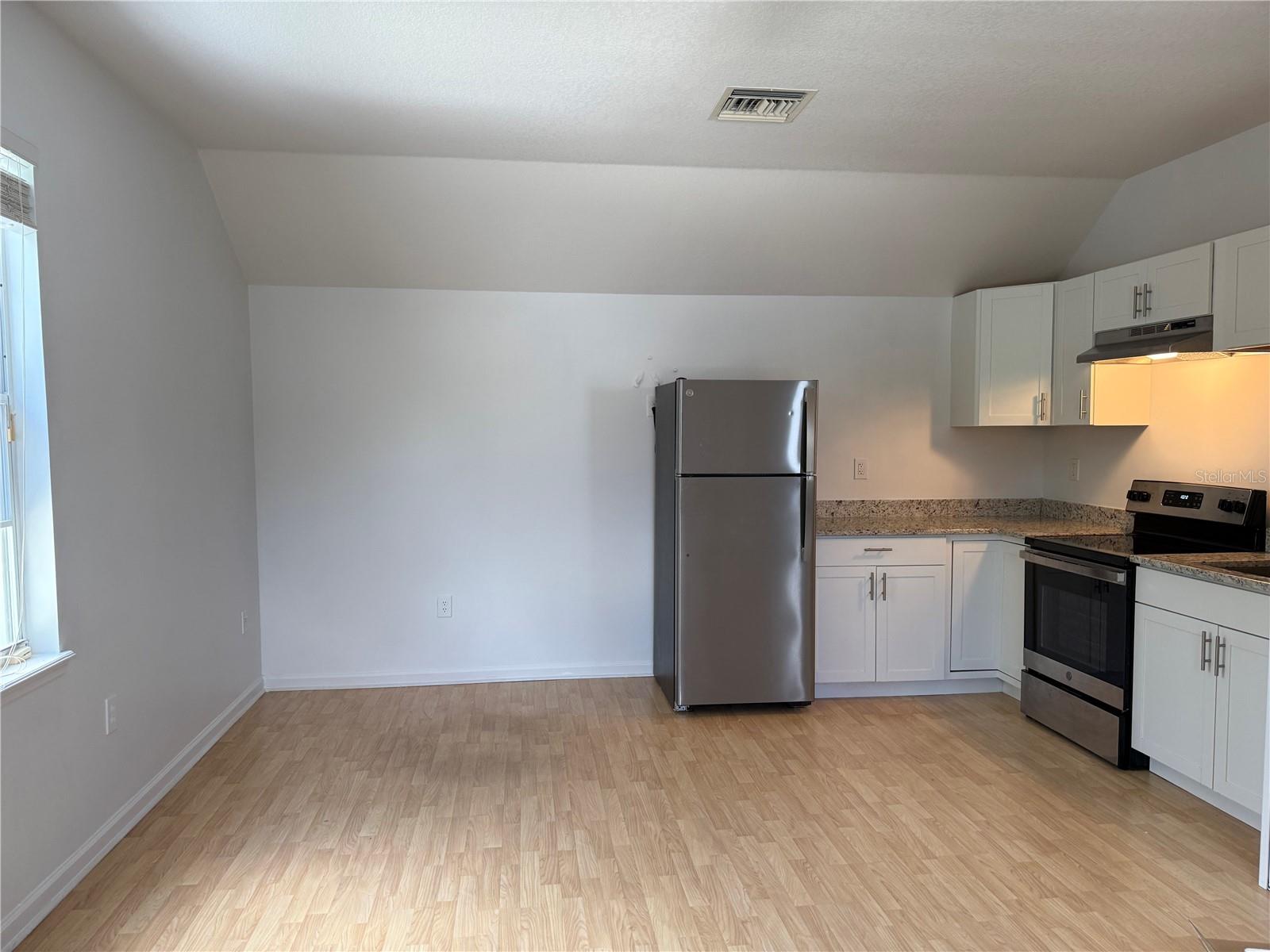 Image 6 of 8 For 221 Eastpark Drive B