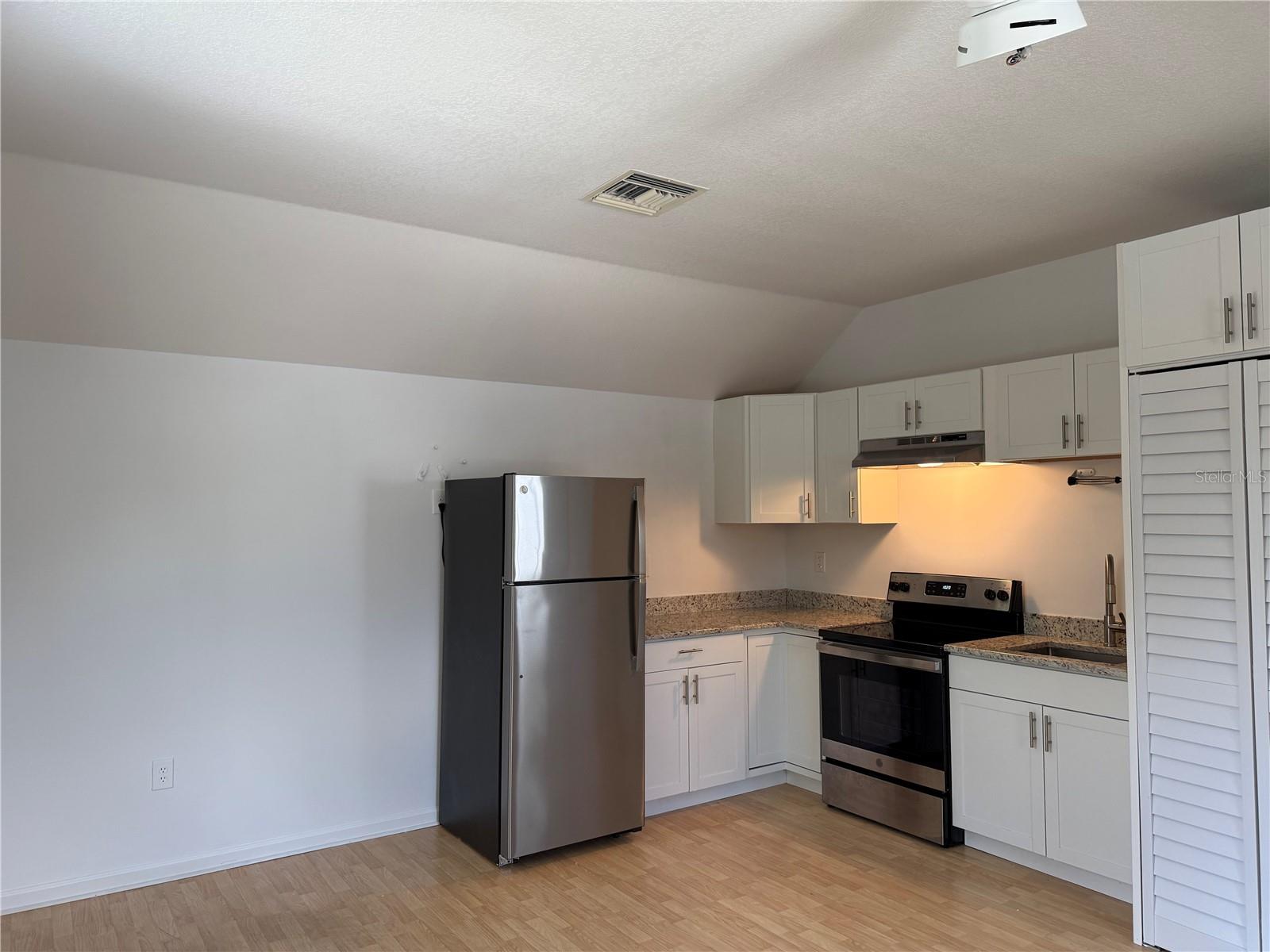 Image 7 of 8 For 221 Eastpark Drive B