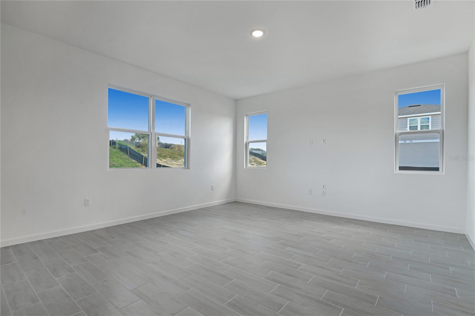 Image 8 of 19 For 1257 Daisy Hill Avenue