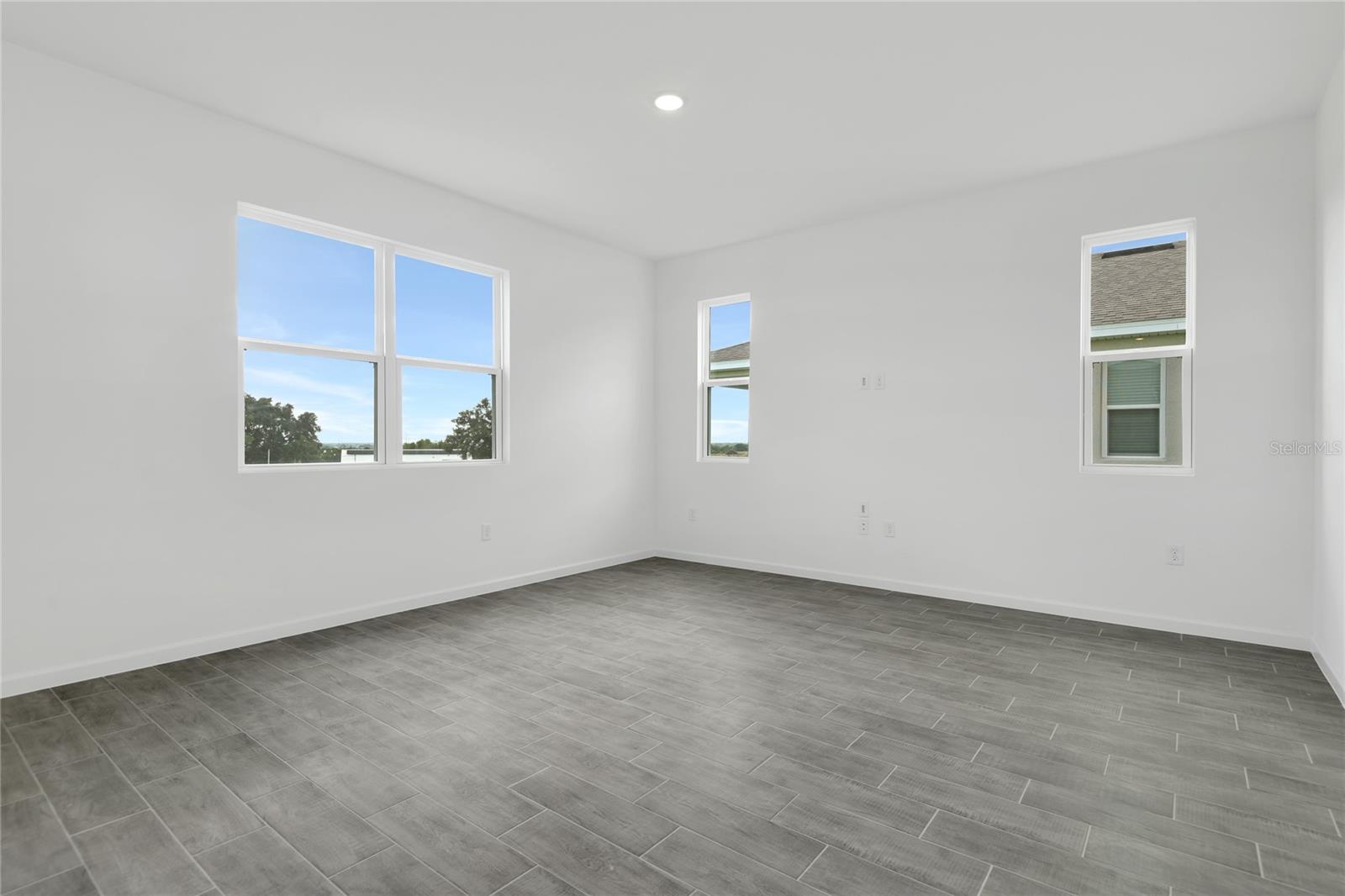 Image 10 of 23 For 1272 Daisy Hill Avenue