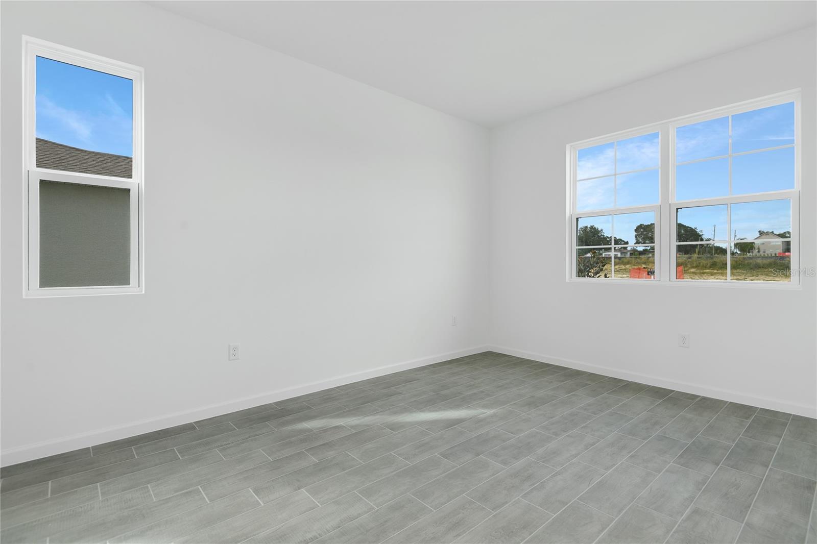 Image 3 of 23 For 1272 Daisy Hill Avenue