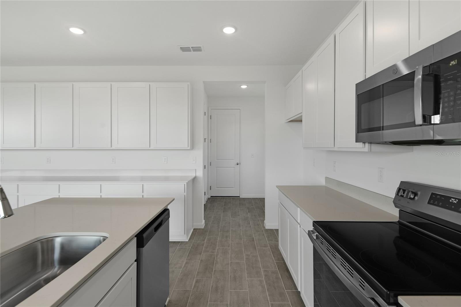 Image 8 of 23 For 1272 Daisy Hill Avenue