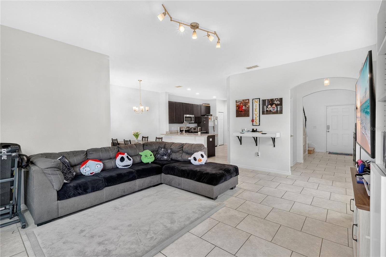 Listing photo id 2 for 1873 Overcup Avenue