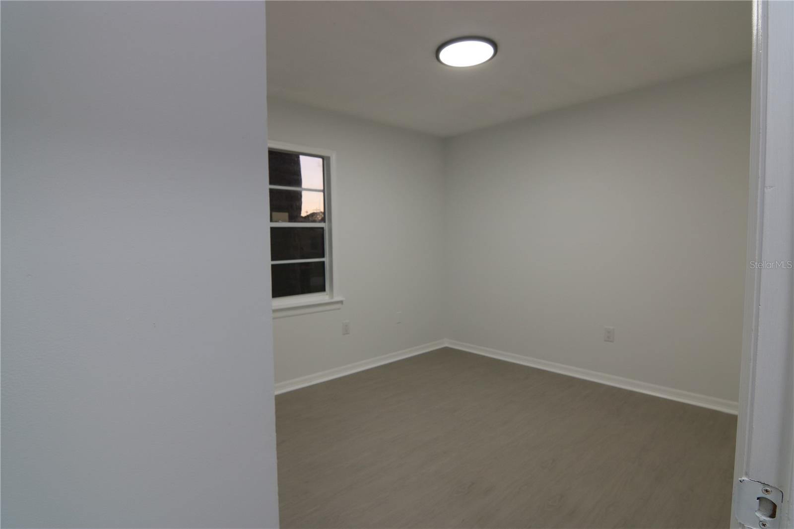 Image 16 of 23 For 711 Kempten Street Nw