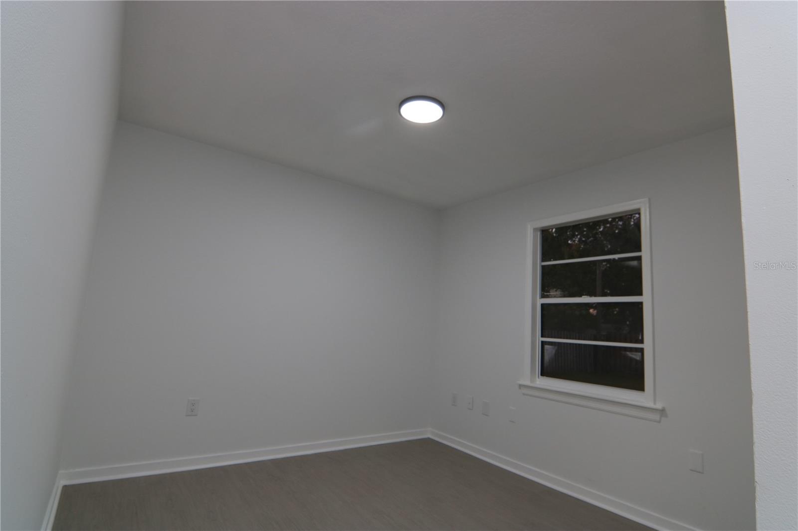 Image 17 of 23 For 711 Kempten Street Nw