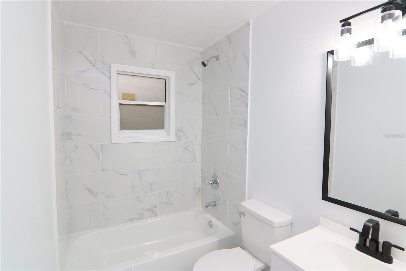 Image 18 of 23 For 711 Kempten Street Nw