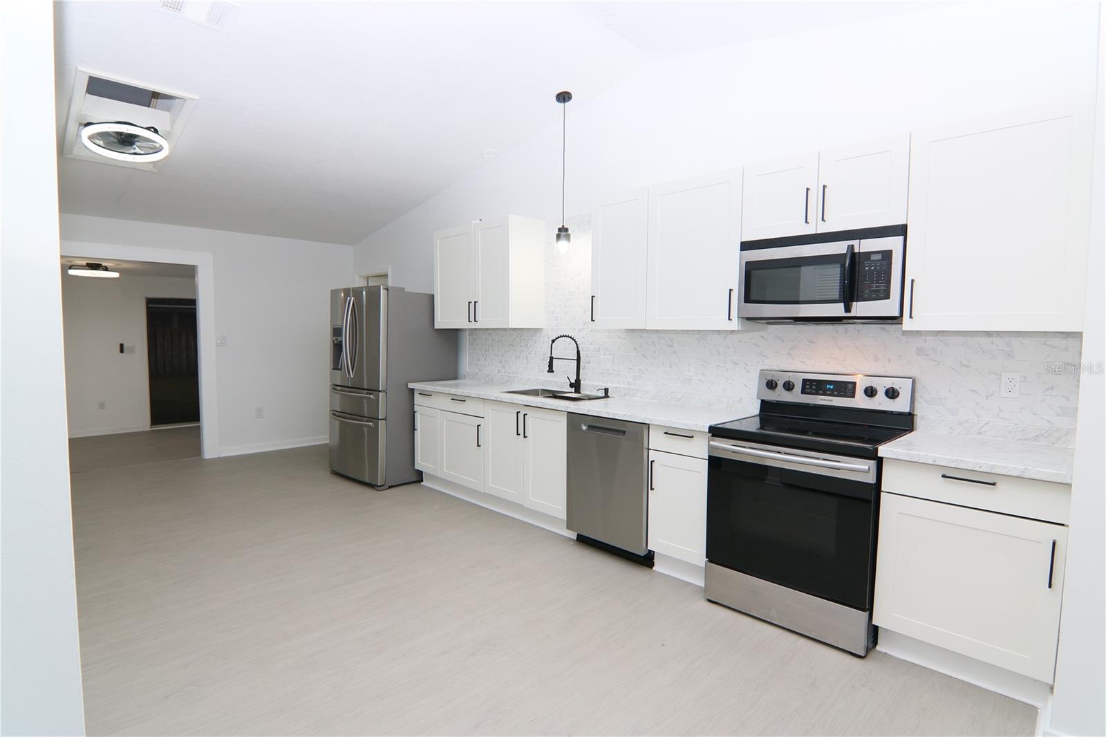 Image 5 of 23 For 711 Kempten Street Nw