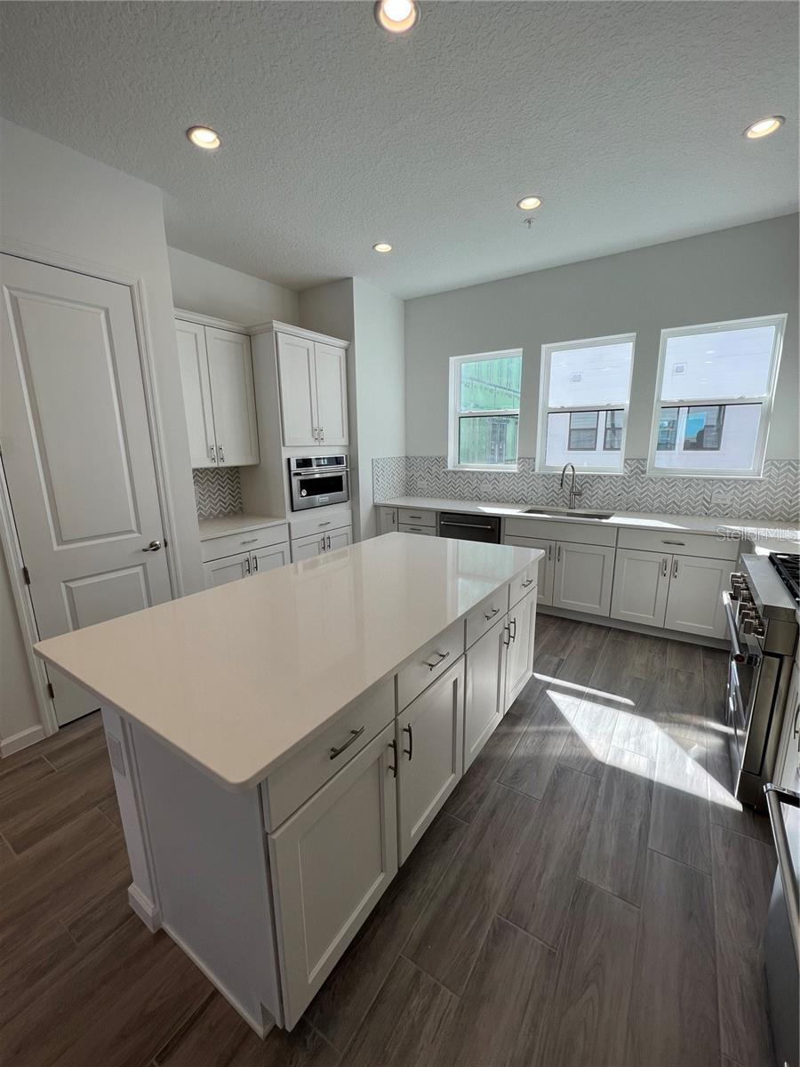 Image 8 of 32 For 2257 Valentine Alley