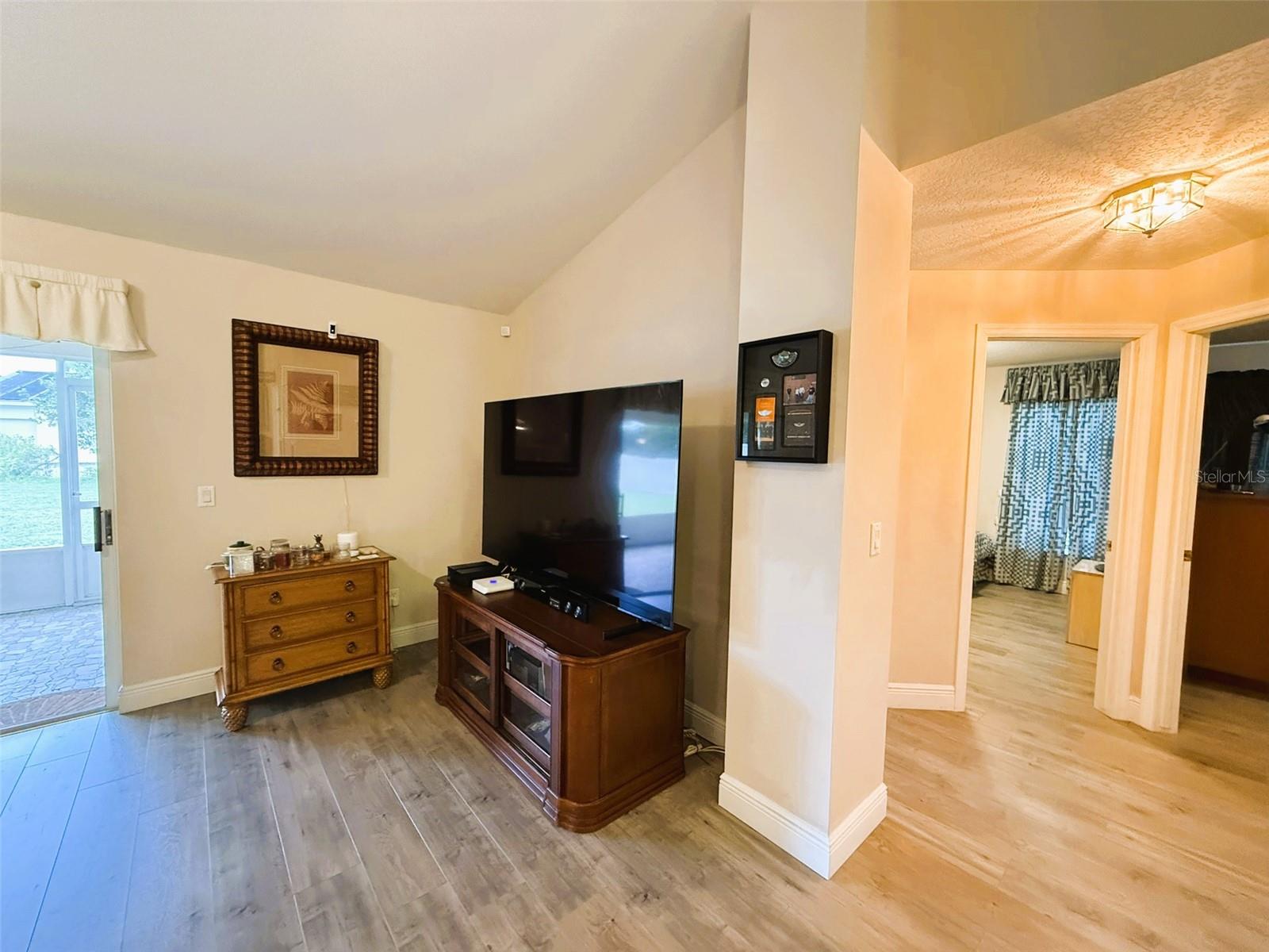 Image 24 of 43 For 10413 Pointview Court