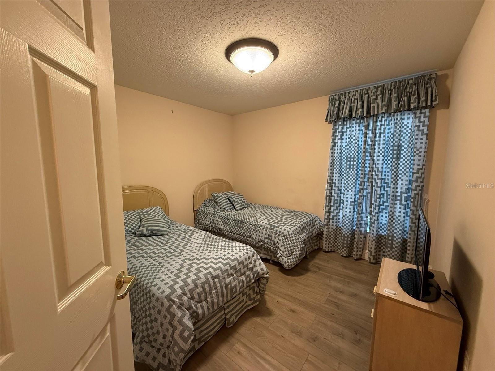 Image 28 of 43 For 10413 Pointview Court