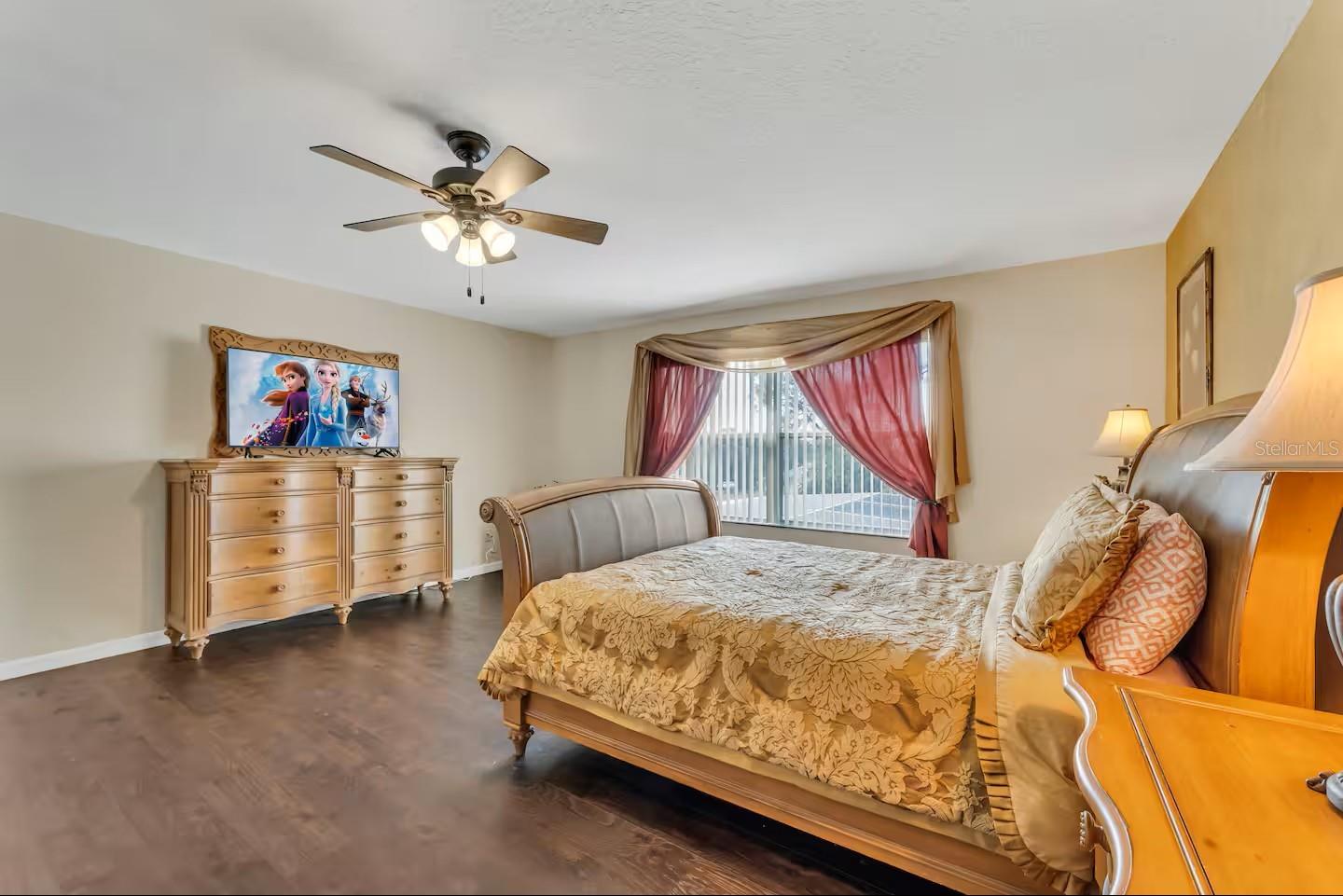 Image 16 of 45 For 127 Hampton Drive