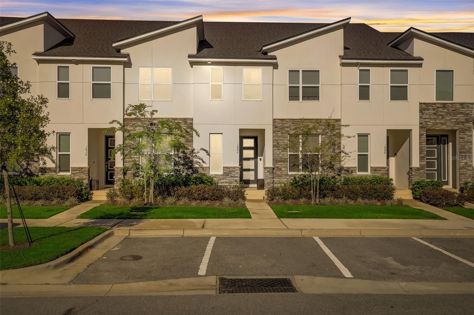 Image 8 of 62 For 1842 Tropical Palms Circle