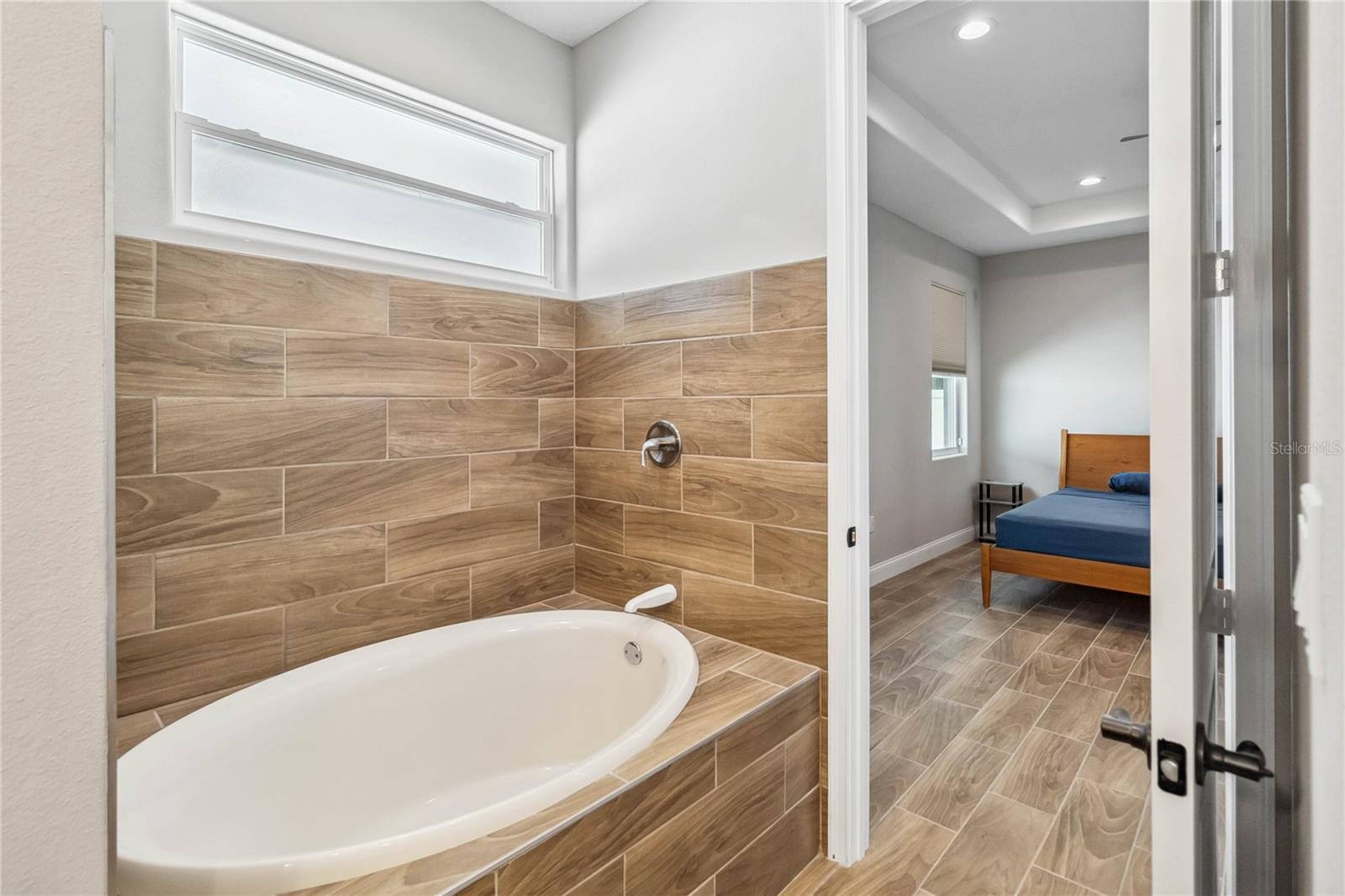 Image 6 of 14 For 6592 Taxiway Circle