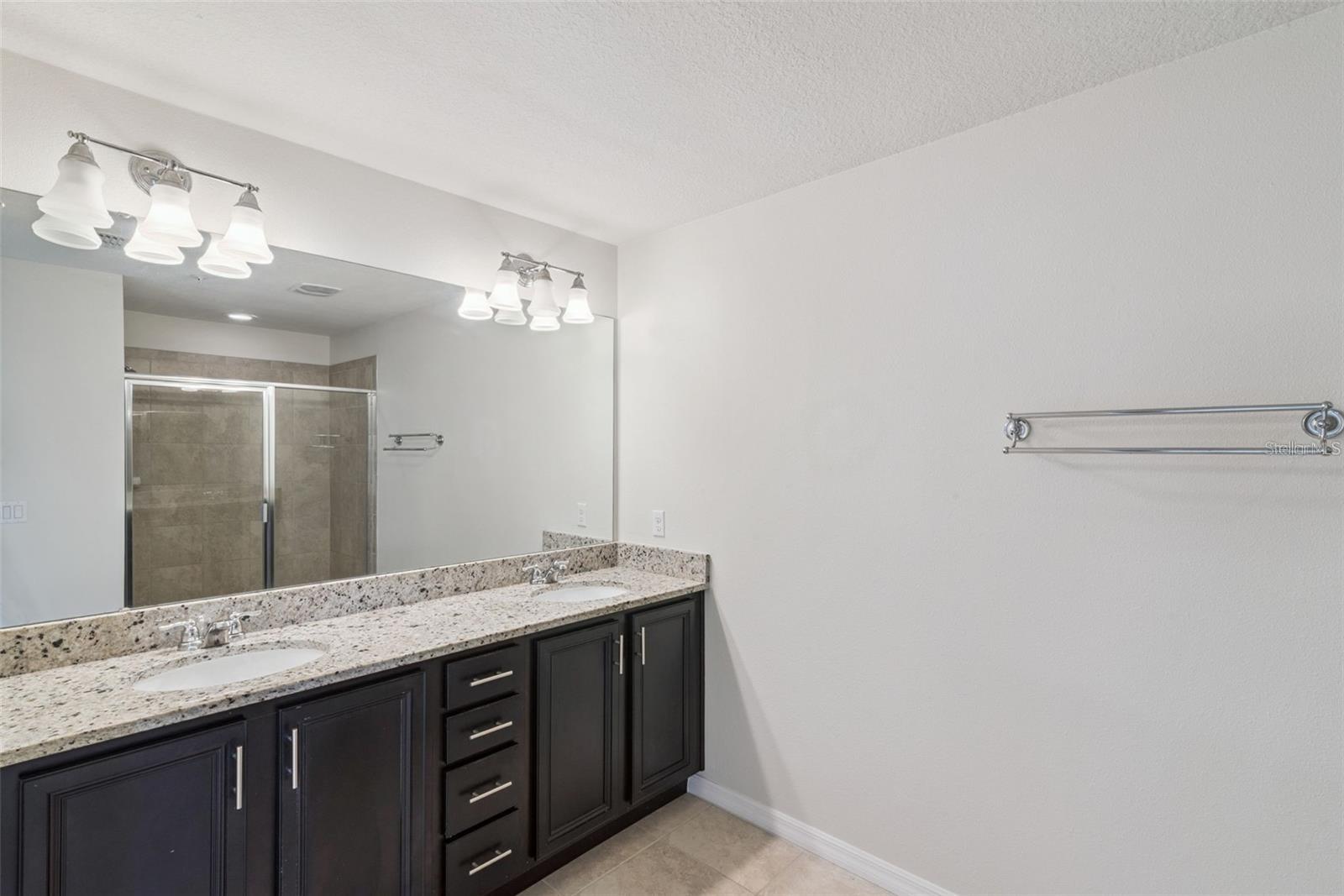 Image 17 of 21 For 3047 Alessa Loop