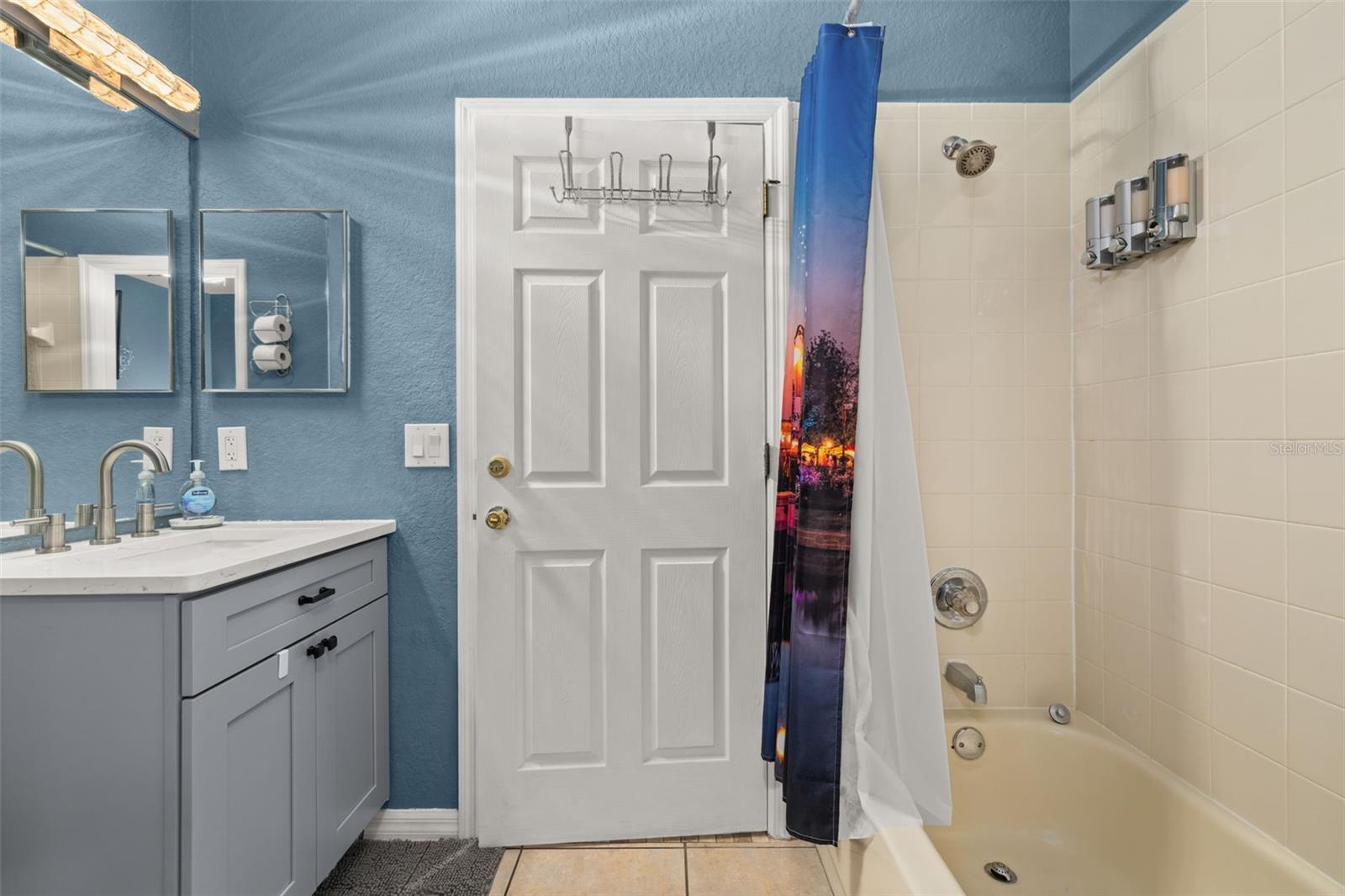 Image 19 of 89 For 447 La Mirage Street