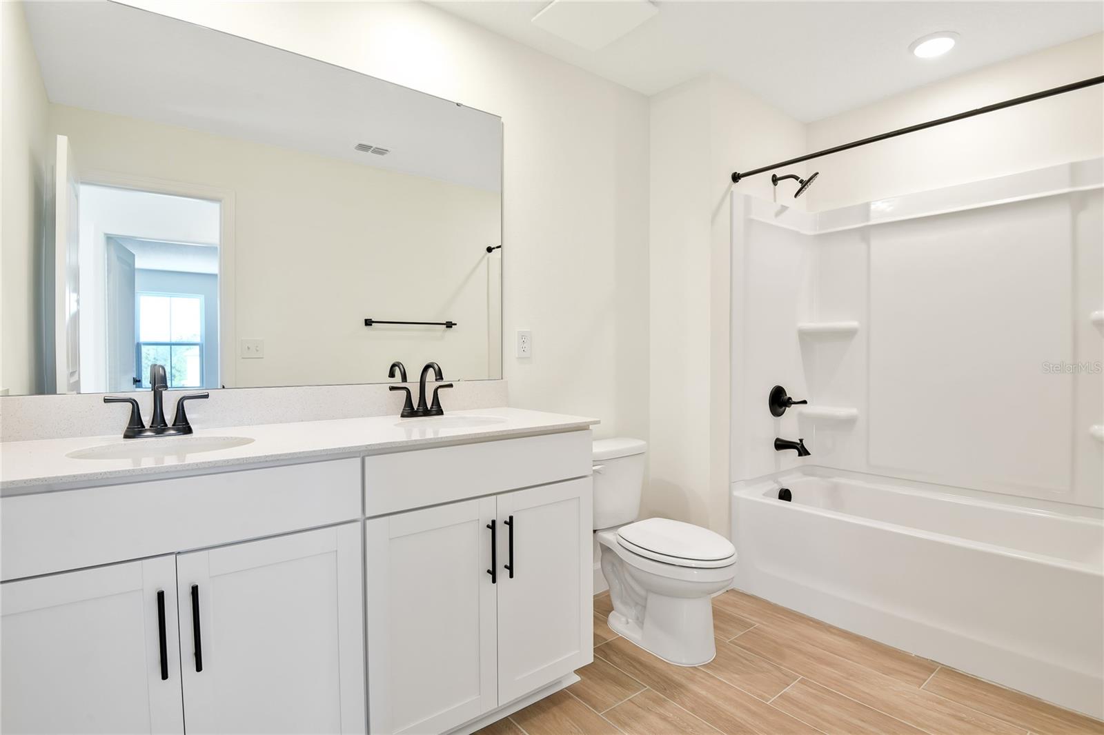 Image 15 of 18 For 820 Silver Ridge Lane