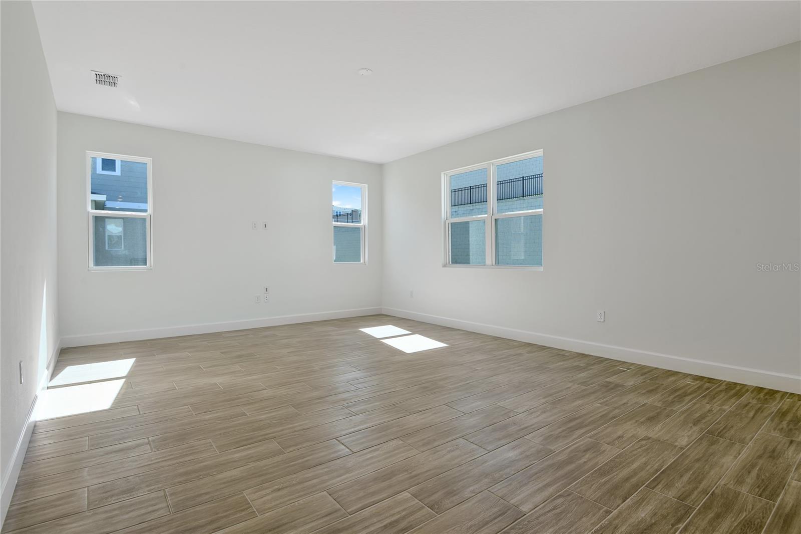 Image 9 of 18 For 820 Silver Ridge Lane