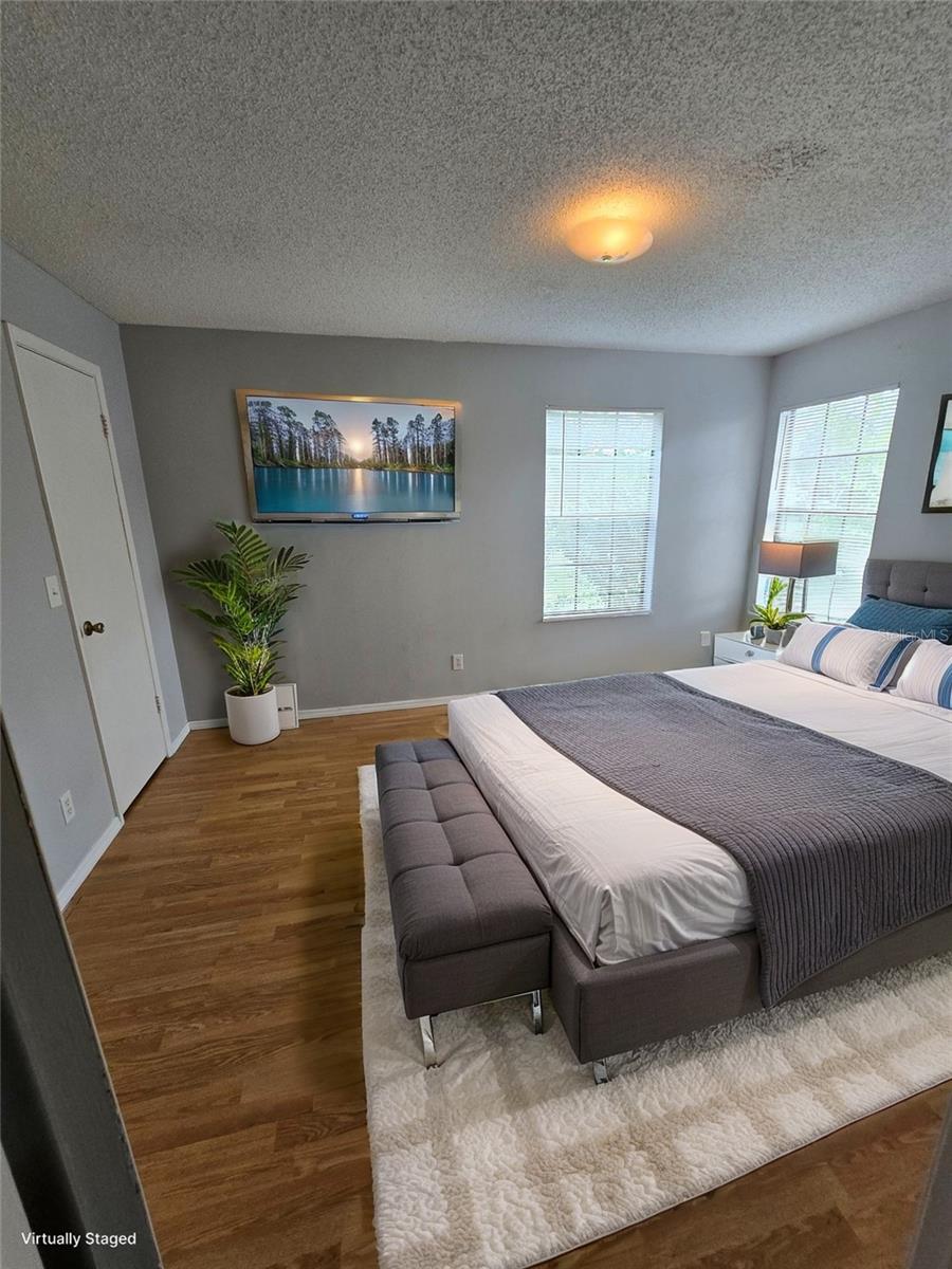 Image 6 of 15 For 300 Lakepointe Drive 204