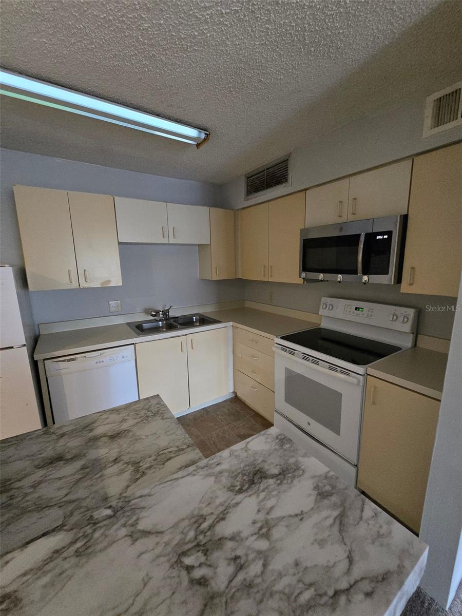 Image 8 of 15 For 300 Lakepointe Drive 204