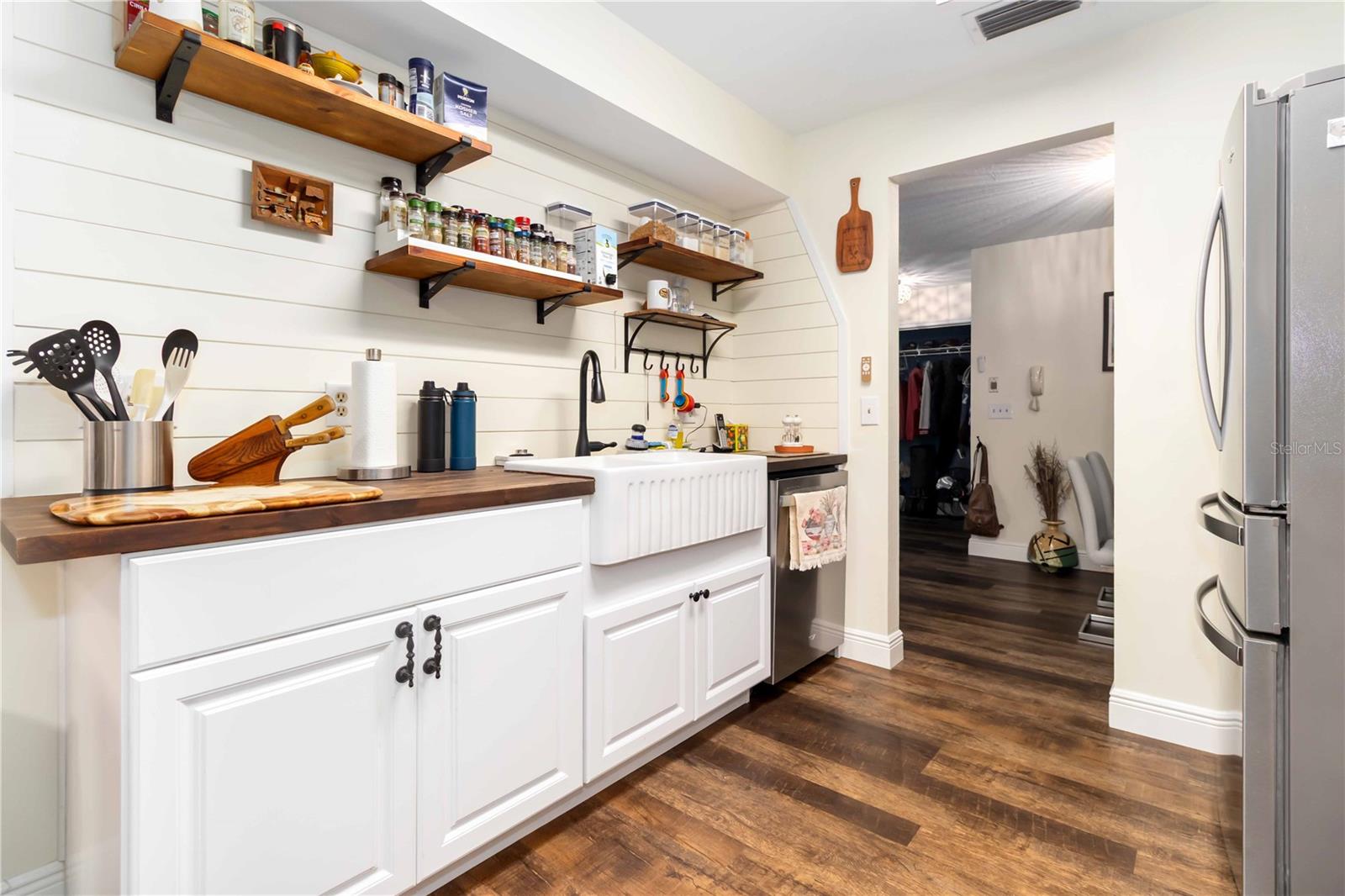 Image 16 of 42 For 610 Saint Albans Court 19d