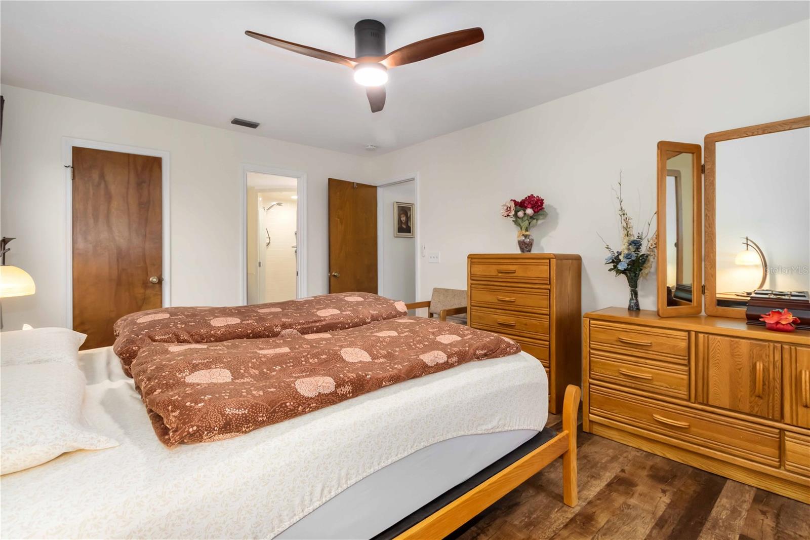 Image 21 of 42 For 610 Saint Albans Court 19d