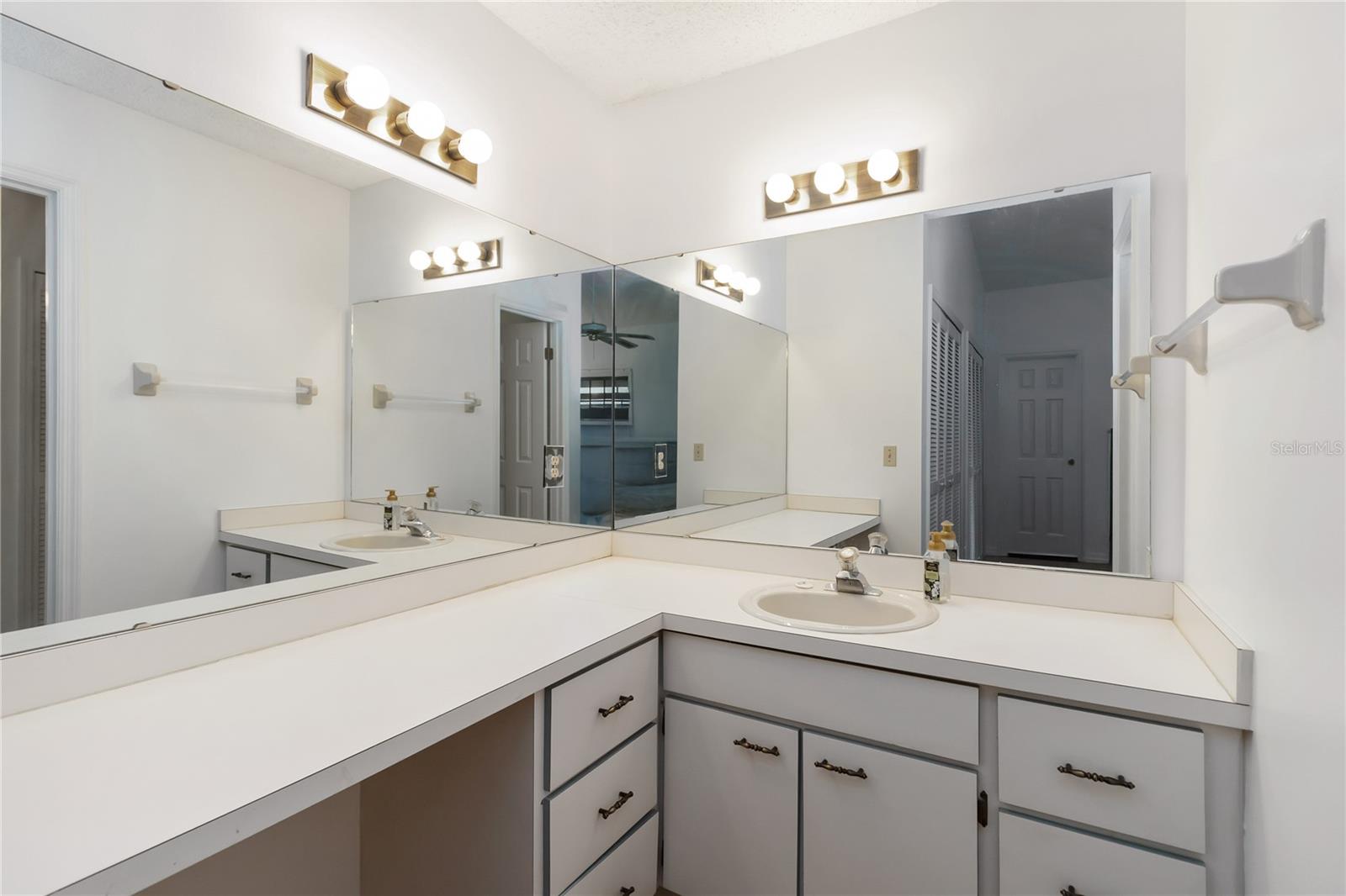 Image 21 of 30 For 4207 Hamilton Court