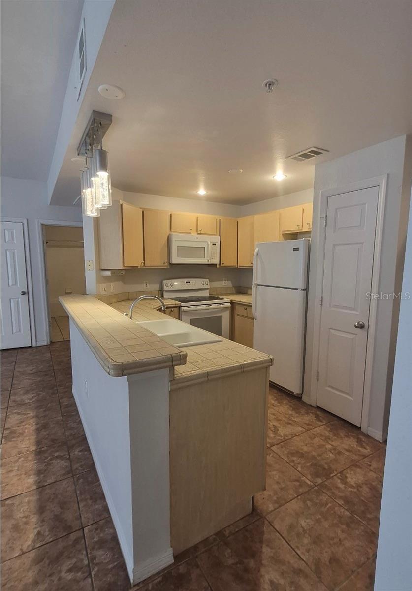 Image 14 of 33 For 1990 Erving Circle 102