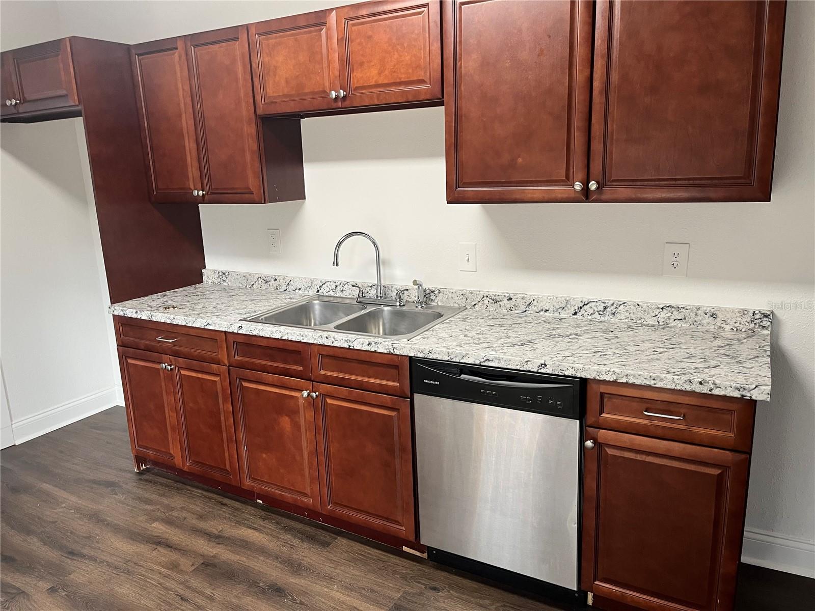 Image 24 of 76 For 704 Euclid Avenue