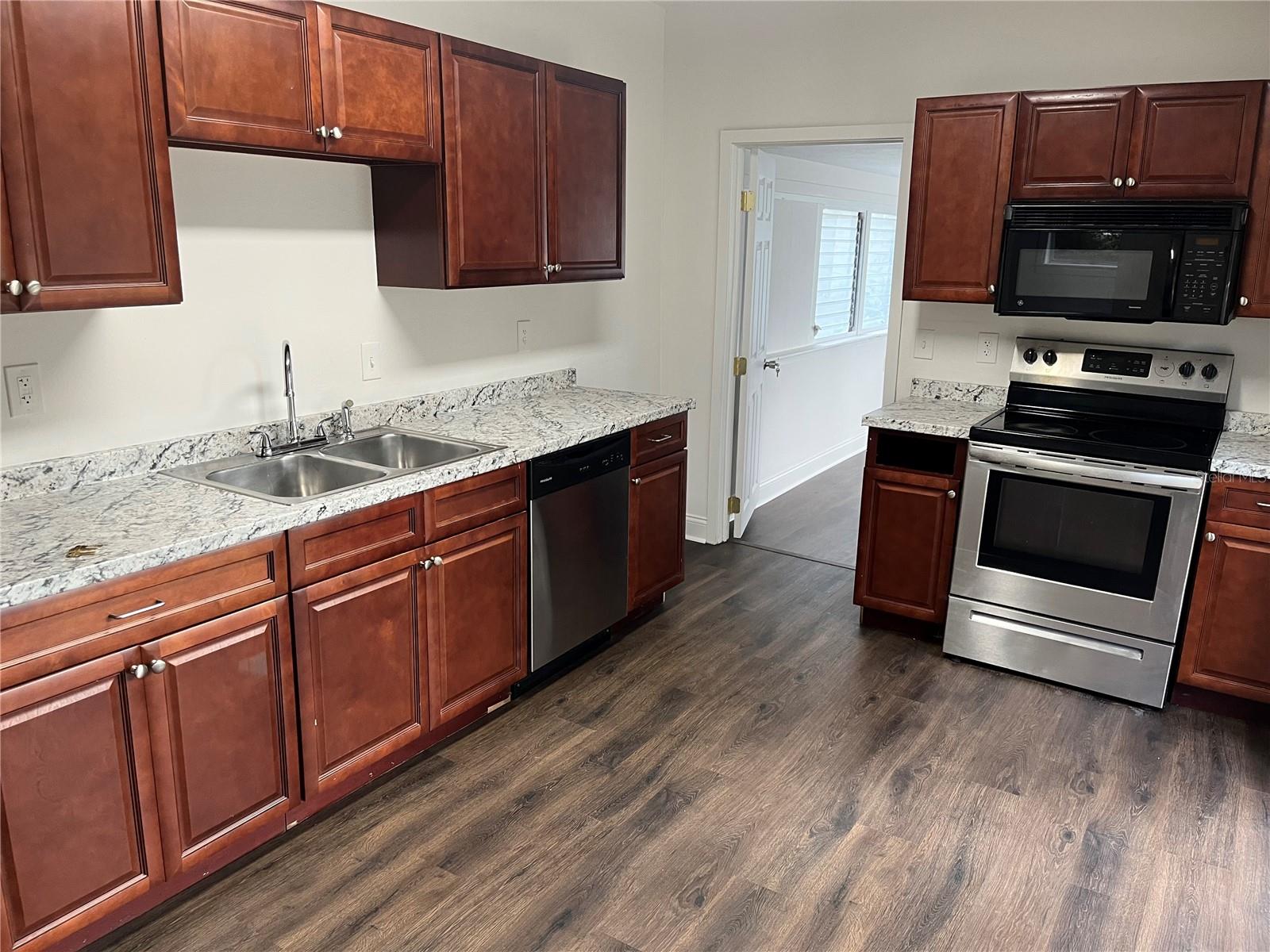 Image 27 of 76 For 704 Euclid Avenue